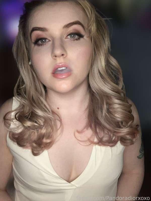 Stoner angel 👼🏻 

https://fans.ly/r/Pandoradiorxoxo

#stoner #stoned #angel #marijuana #smoke #vape #blonde #blondie #cleavage #boobs #pandorasbox #pandora #dior #free #fyp