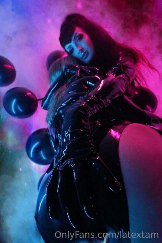 Latex cuddles and hugs 🖤