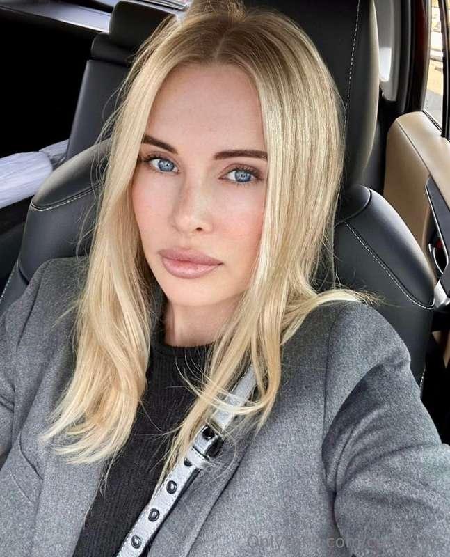 Hi, I'm @the_snow_queen 💎Mommy who will punish you for bad b..