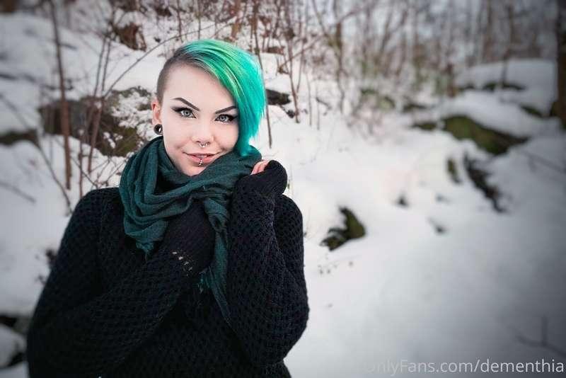 Hi from a snowy Sweden! ❄️❄️
Making the snow angel was soooo..