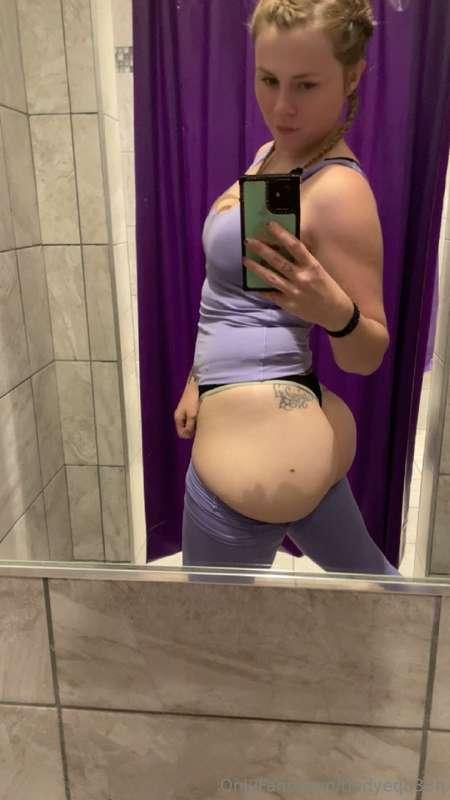 Do you like thick, strong women?? Comment below if you spank..