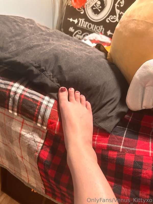 My feet are so sore and swollen 😭 need someone to cum n take..