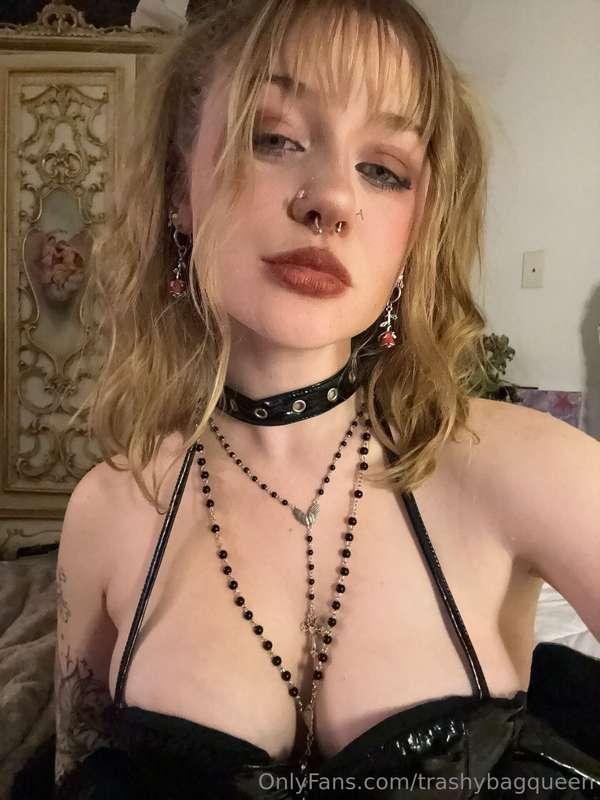 every glance is a little spark of magic💋😈