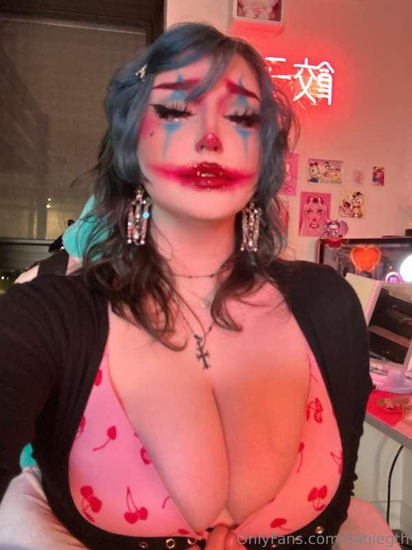 New cosplay coming Friday the hint is: clown :3 guess who it..