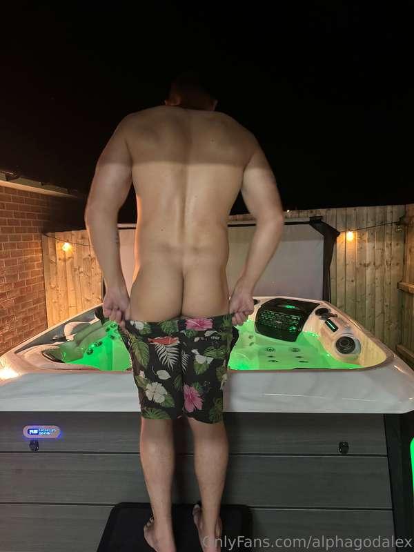 It’s so good having my sub funded hot tub 🔥😏 delivered today..