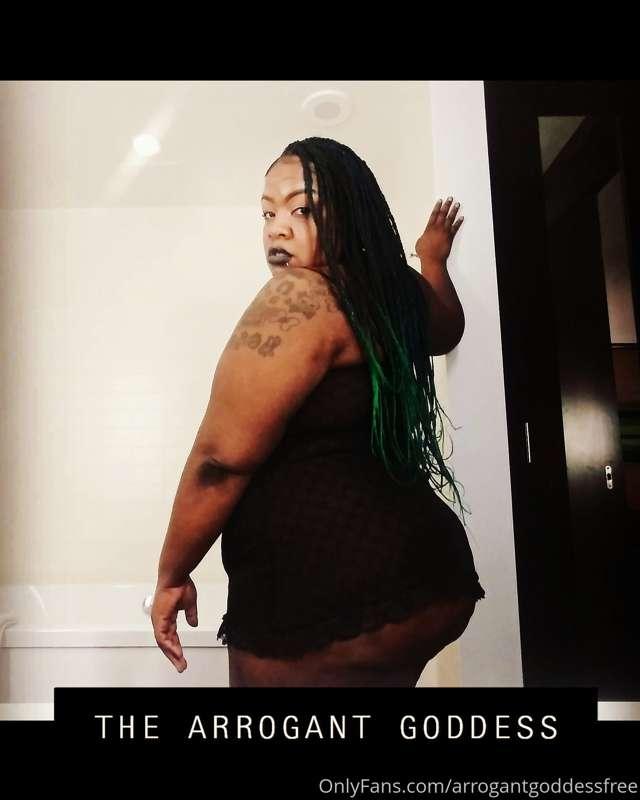 Subscribe to @arrogantgoddess over 200 posts and a recent fe..