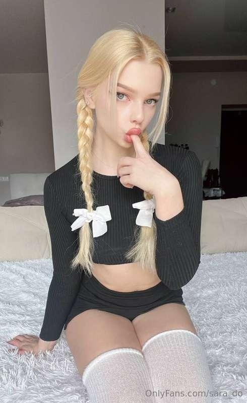 𝐅𝐑𝐄𝐄𝐄 𝐒𝐔𝐁𝐒𝐂𝐑𝐈𝐏𝐓𝐈𝐎𝐍😍This juicy hot student @vikki_white has a..