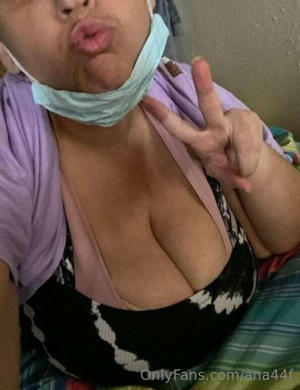 Pull momma shirt down and suck on em daddy 😘