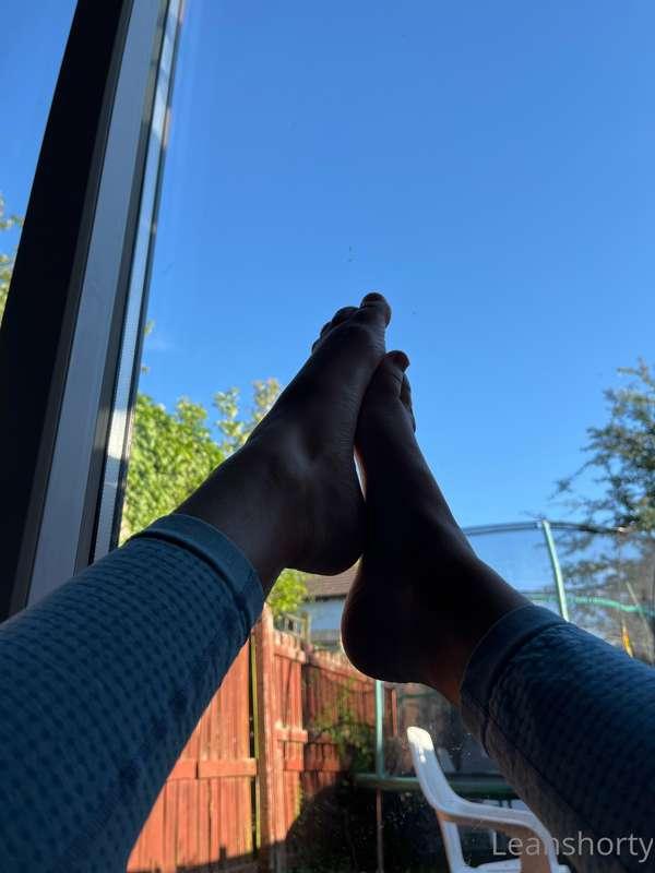 Who likes feet?