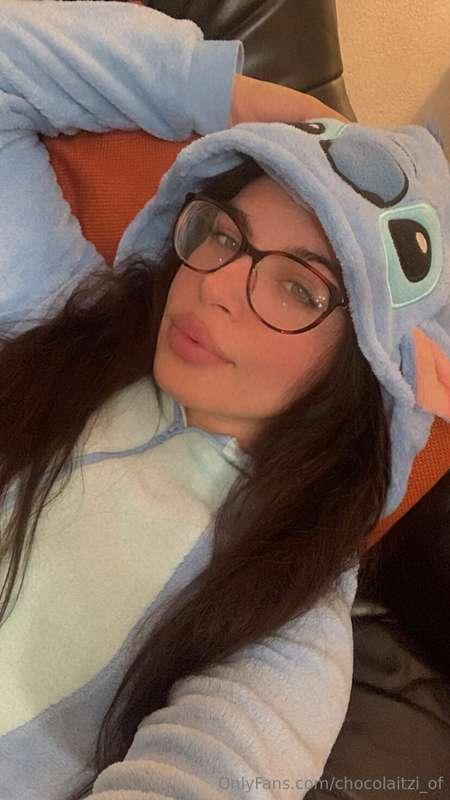 Jijijiji estoy con el pijama y con mood 🛋️ + 📺 Vienes?😳