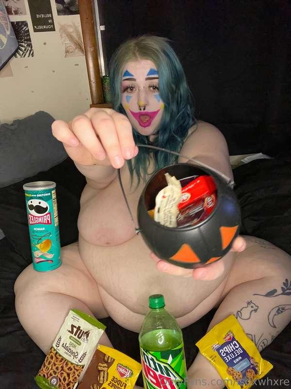 It’s almost Halloween hehe this fatty gonna get all the disc..