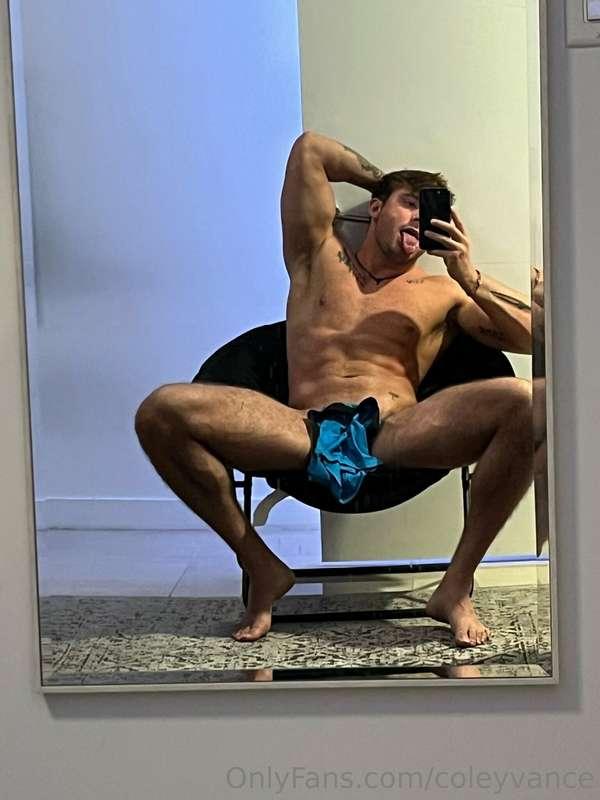 IM HORNY AS FUCKKK!!! 😏 someone come eat my dick 😋 🍆