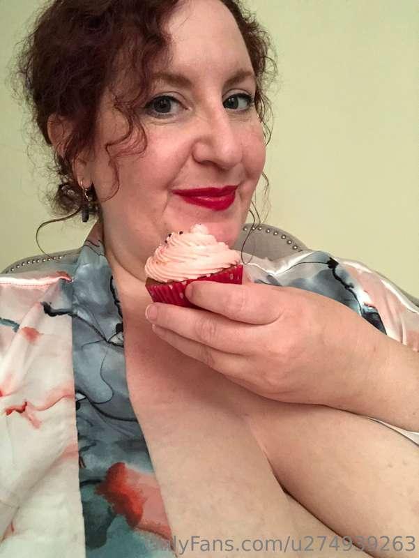 Who wants a sweet treat? PPV available. Just me in a robe. N..