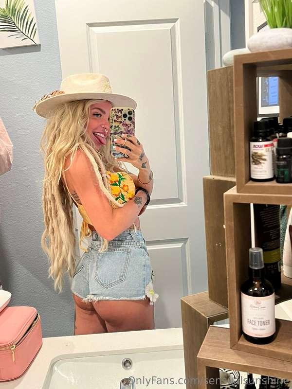 Short shorts cuz why not 😘