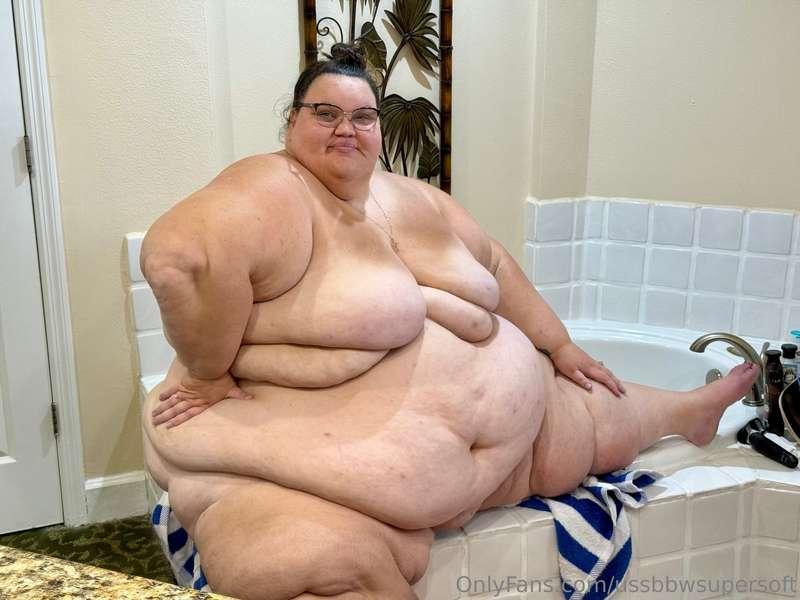 Fuuuuuck.. I need to be soooo much fatter.. 🥵🥵🥵