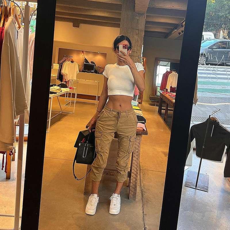 I left school and took the opportunity to buy a white t-shir..