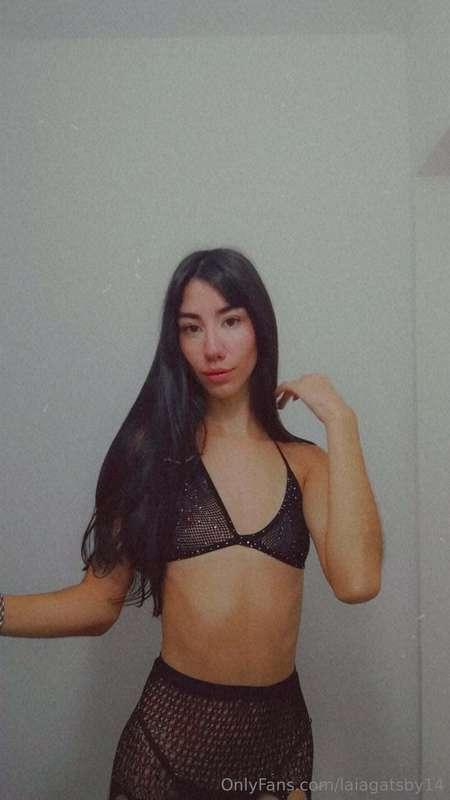This beautiful girl wants to play many pranks on you. 😏😏