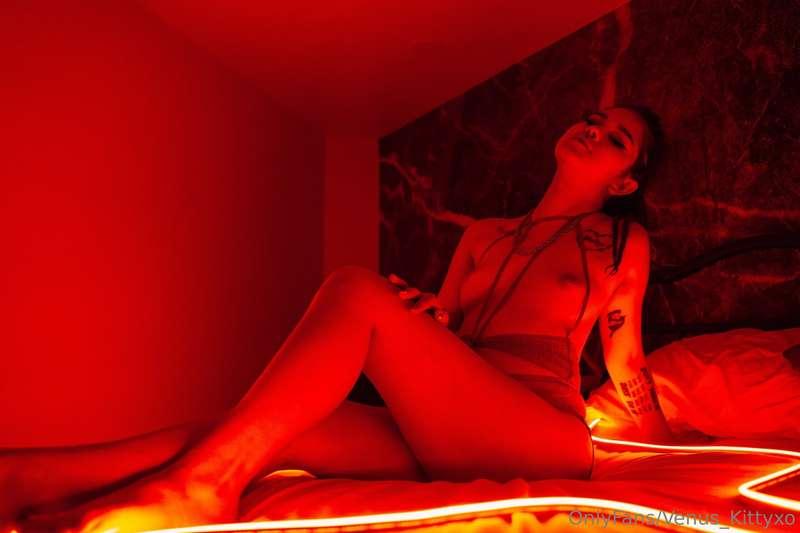 I look so good in red don't I baby? ❤️🥵 📸 @ bondarenkod_ph (..