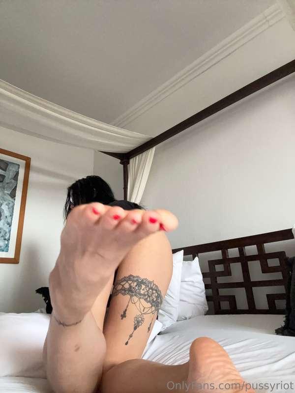 I'm sure you dream of kissing my sweet feet😈🥵
