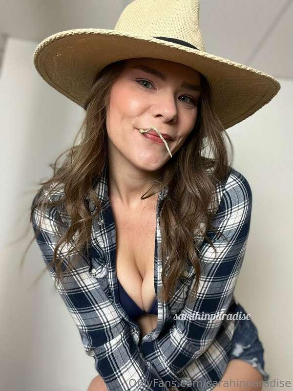 I’m sharing my sexy Halloween costumes starting today! 🎃🧙‍♀️..