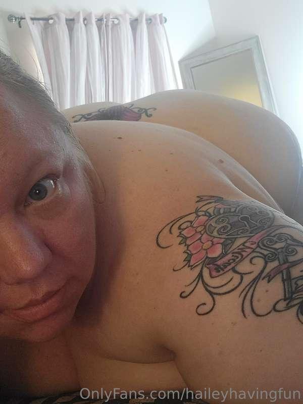 Mmhh I want a cock in the front and the back 😛