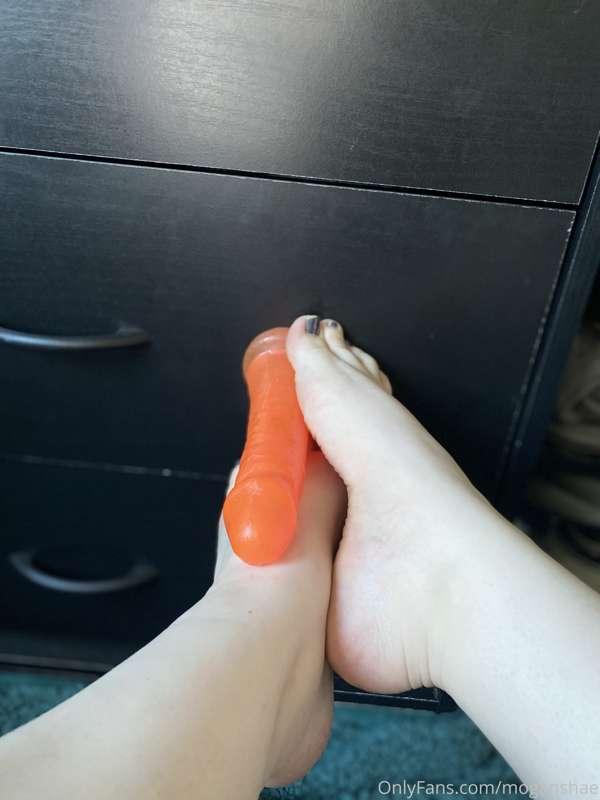 Who’s down for a footjob 😘