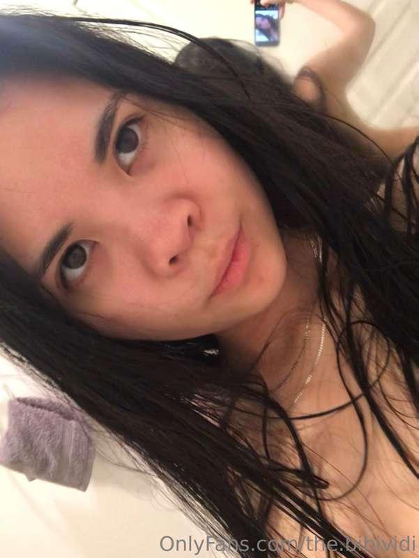 wet shower selfie 😫💦👀