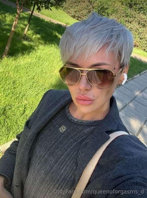 Hi! My friend @karinasnowwhite created her onlyfans today 🥰S..
