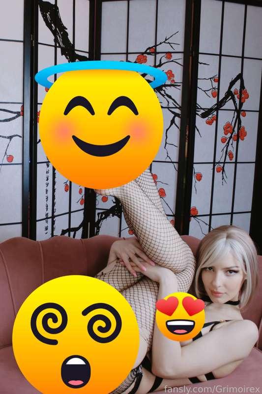 Sexiest HD photo set! Has everything that you want to see 😏 

#fyp #fishnet #feet #legs #slim #glovefetish #fetish