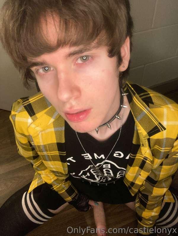 **I look so much better on my knees, don’t you agree?**