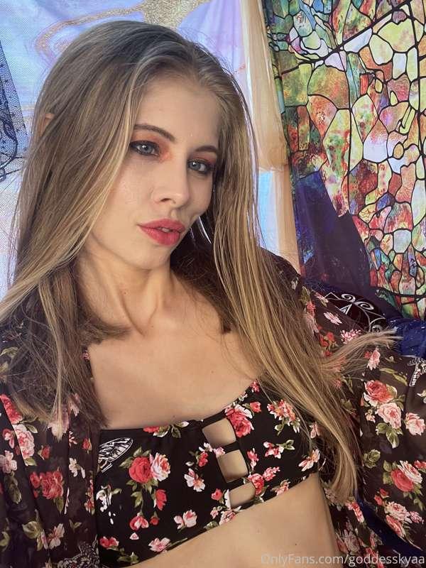 Bikini cocktease from my Royal Pavilion! Swipe ➡️ to worship..