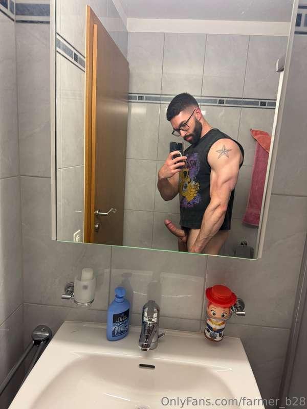 About to creampie his hole, who wants to join 😈