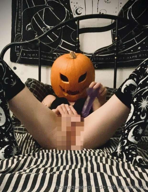 HAPPY HALLOWEEN!! 😏🎃
the hottest pumpkin head is ready to ge..