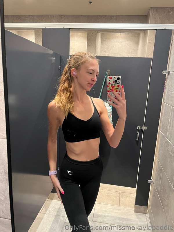 Can’t go wrong with an all black fit 🖤😚