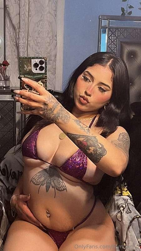 Drop a purple emoji to see me naked🥰