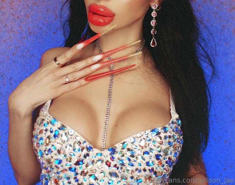 I really like the combination of lips, long nails and my boo..