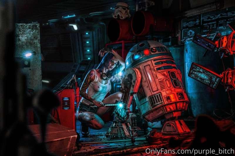 Another hot pic with R2D2❤️