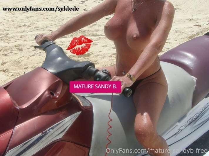 Hi BABE... Send me messages; suggestions; dirty comments; cu..