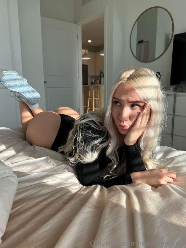 im bored... dm me 😘