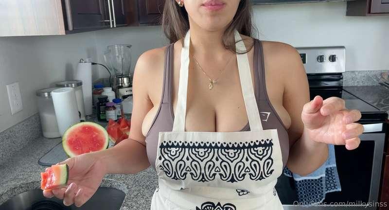 👩🏽‍🍳👩🏽‍🍳Remember when I was cutting some watermelons and I e..