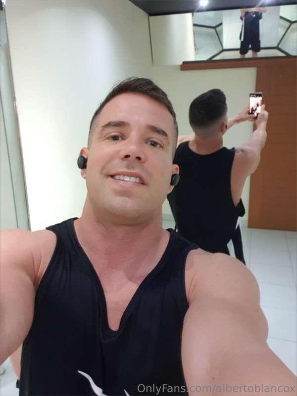 Entrenando duro en el gym 😜💪🏻

Training hard in the gym 😜💪🏻