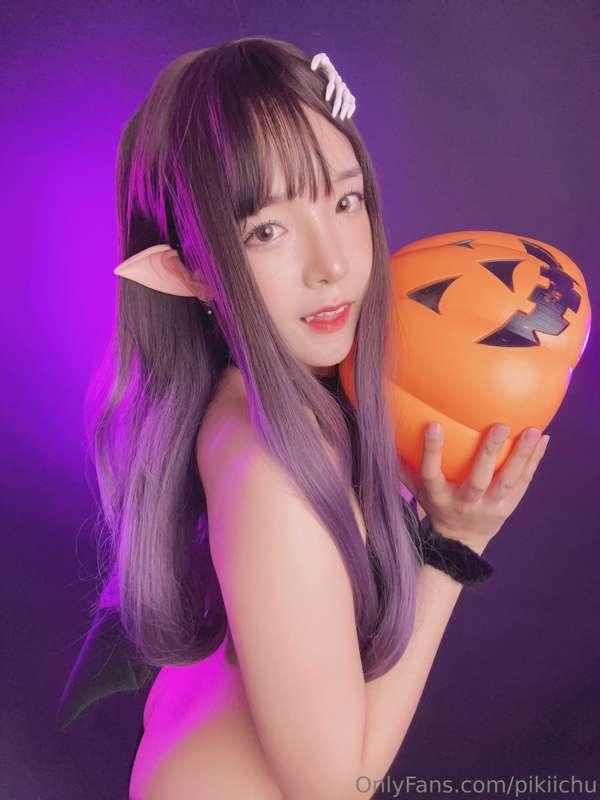 Knock knock, trick or treat? 😈😈
Happy Halloween everybody!! ..