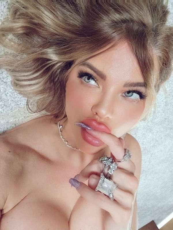 Morning baby! Woke up feeling extra horny…message me to help..