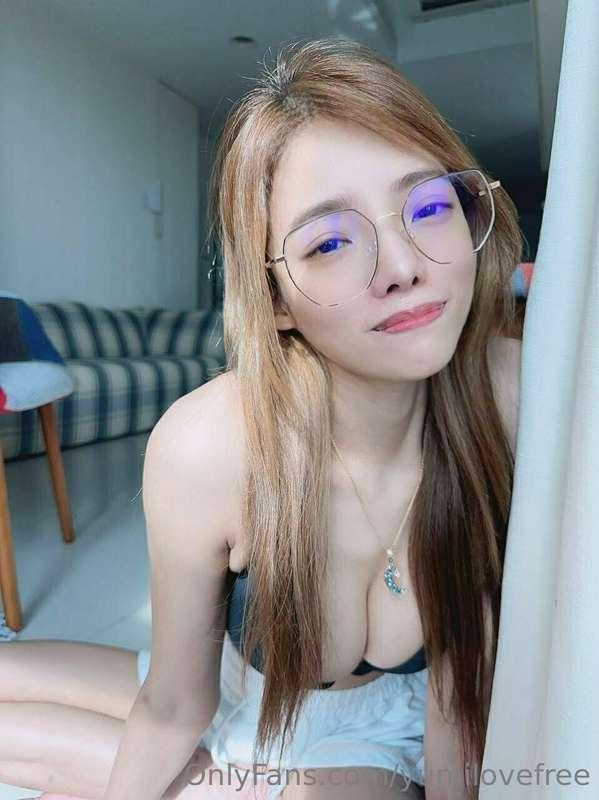 要帮我解开后面的扣扣吗😜？知道你想要很久了😝