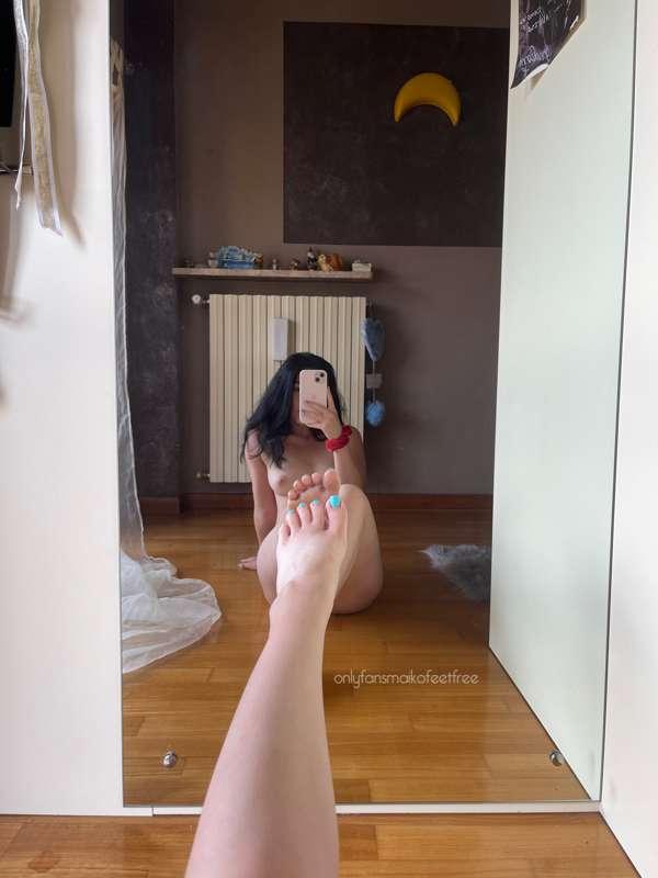 Feet in the mirror 🤍💙