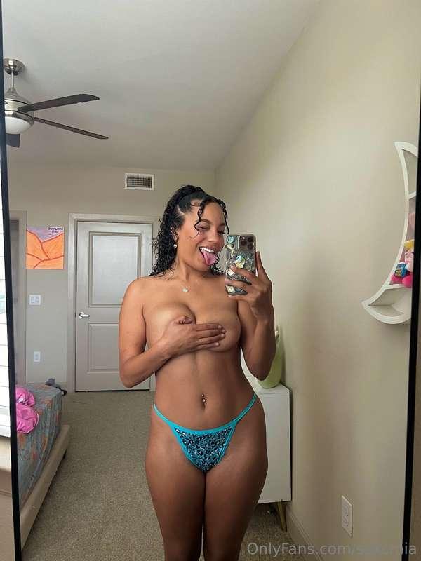unlock this post to remove both hands😋💦