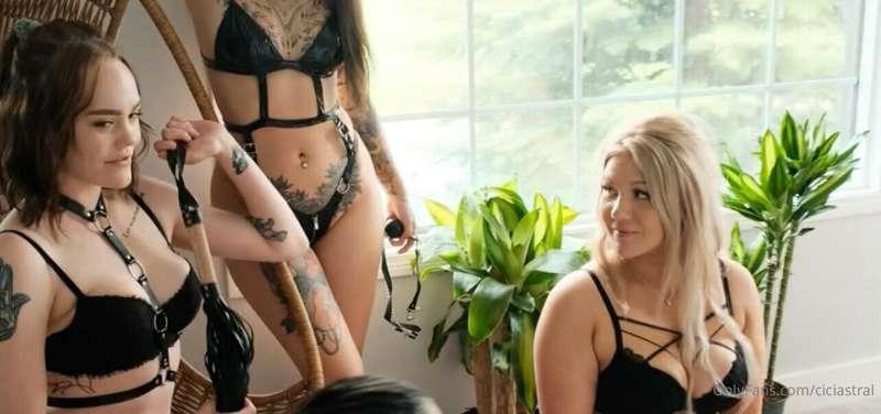 Find someone who looks at you the way @scarlettejamess looks..