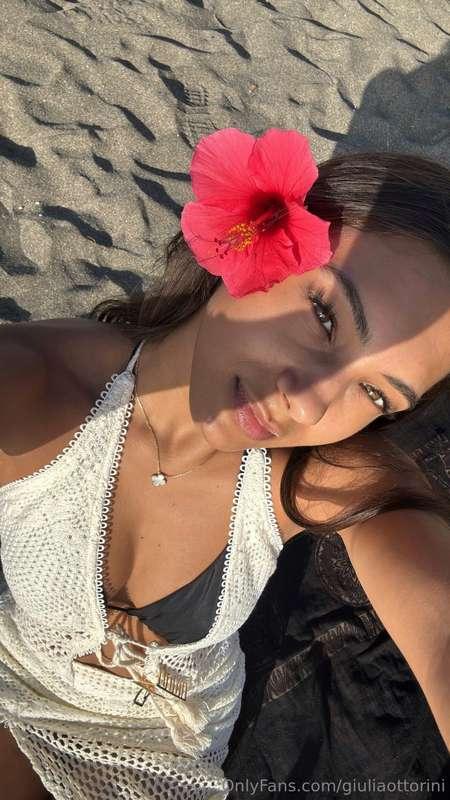 spiaggia, costume e un fiore tra i capelli, chiedo tanto? 🌸