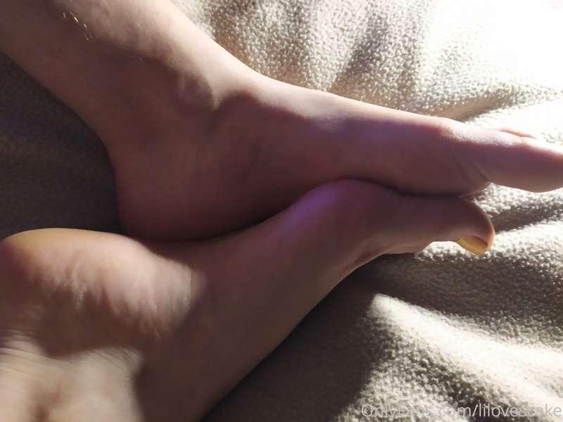 Anyone wants to adore my soles? I know you do.