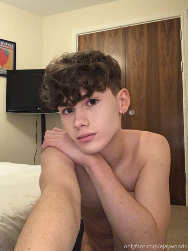 I’m bored… send me a cute message 😍 (or a dick pic 😈) *swipe..